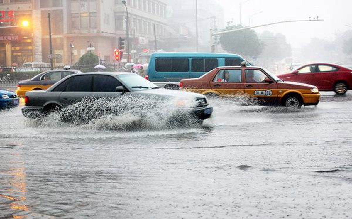 路面湿滑成事故主因 雨季如何避免“车车约会”