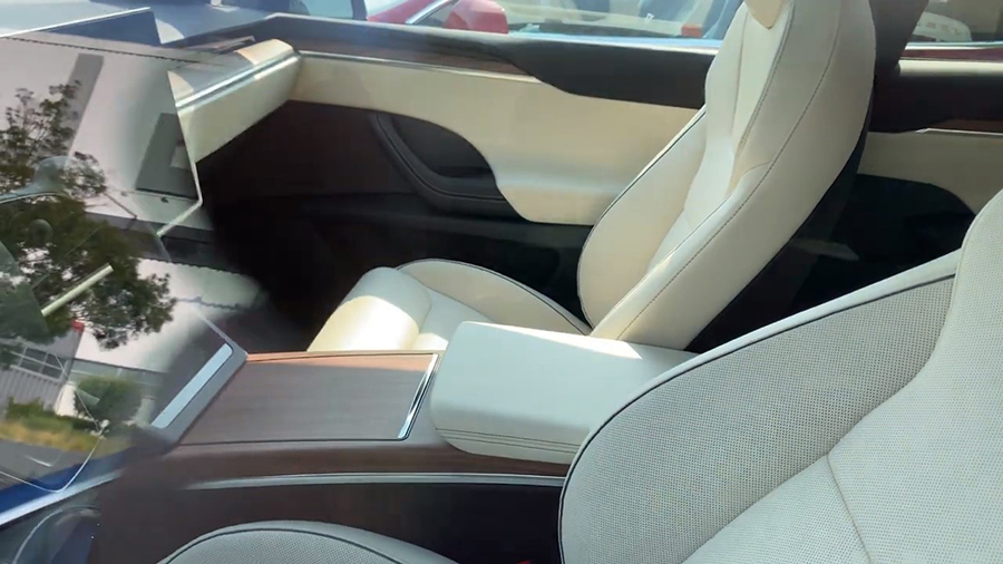 轭式方向盘、后排娱乐屏“上车”，Model X Plaid原型车曝光！