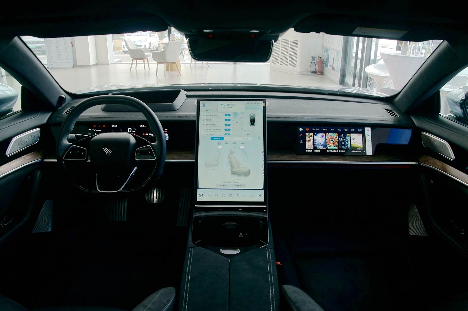 無續航焦慮的首款高端智能車型 靜態體驗哪吒S增程版車型 