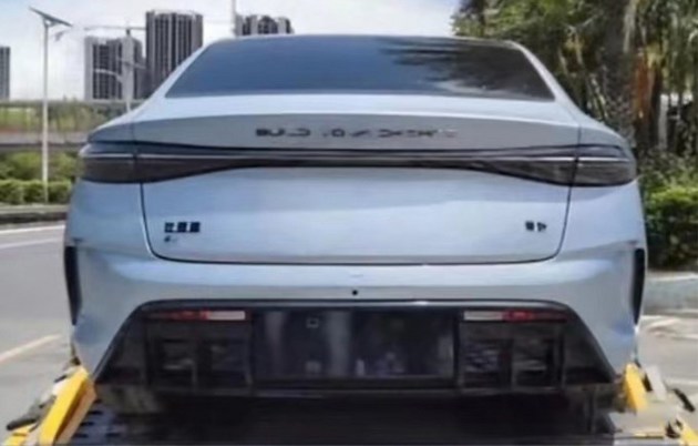 预计将于5月开启预售 比亚迪海豹最新实车图曝光 