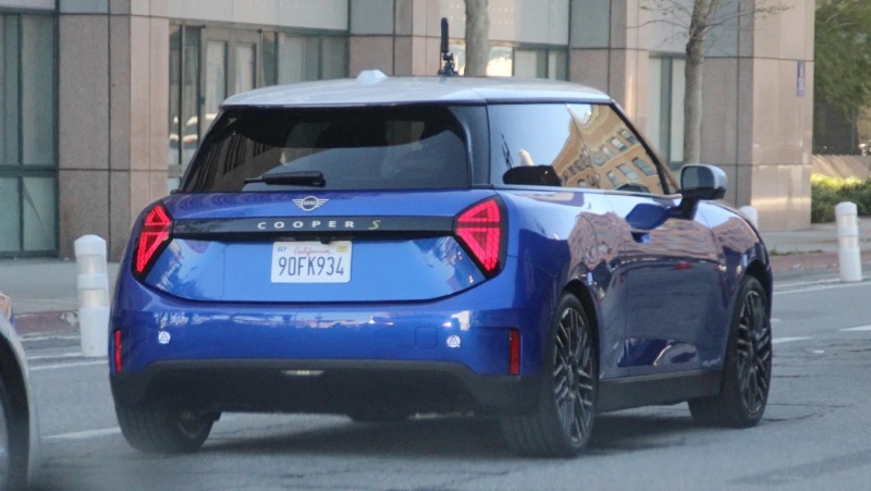 有望在年內(nèi)首秀 全新MINI COOPER EV無偽諜照曝光 