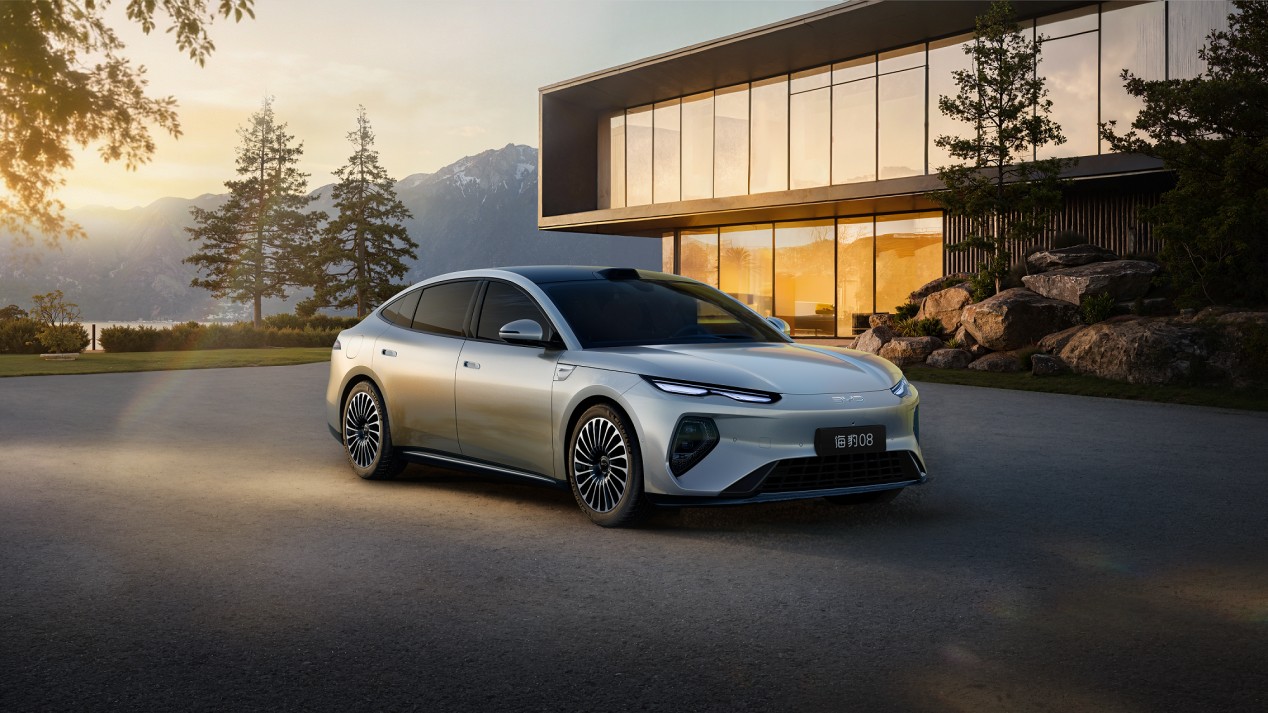 颜值封神!海洋美学2.0加持 比亚迪海洋网海豹08惊艳首秀