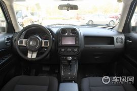 Jeep-自由客-2.4 豪华导航版