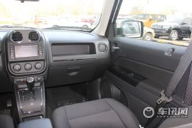 Jeep-自由客-2.4 豪华导航版