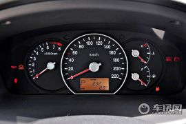 起亚-新佳乐-2.0 7座自动标准版