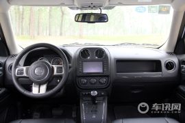 Jeep-自由客-2.4L 豪华导航版