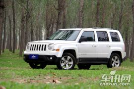 Jeep-自由客-2.4L 豪华导航版