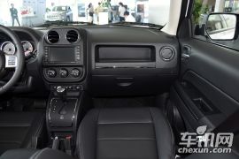 Jeep-自由客-2.4L 豪华导航版  ￥27.69