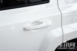 Jeep-自由客-2.4L 豪华导航版  ￥27.69