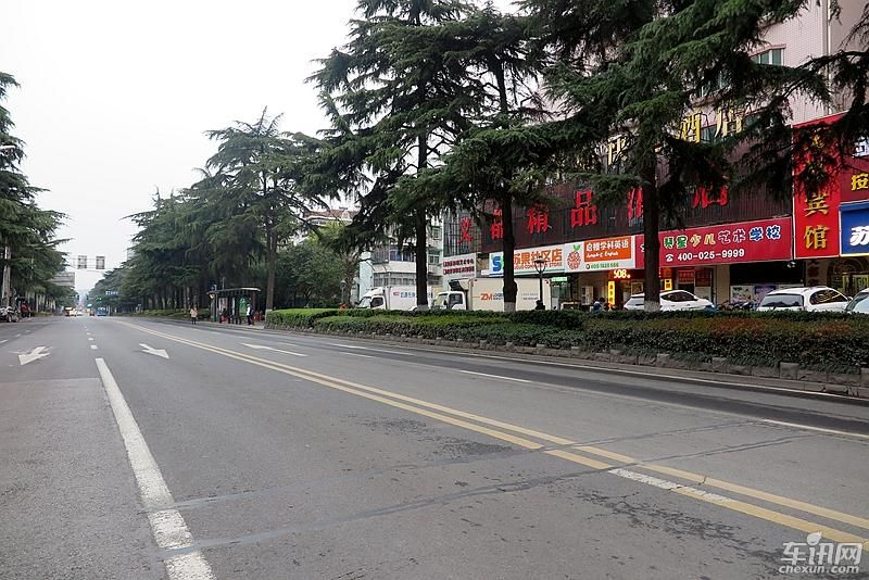 南京街道十分规整,车流密度不大,比北京宽松多了.