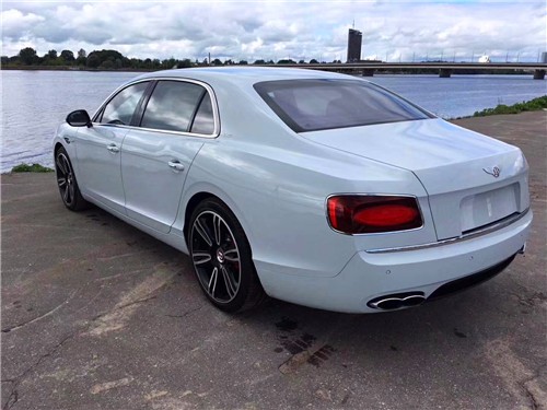 2017款欧规宾利飞驰V8S平行进口飞跃天际