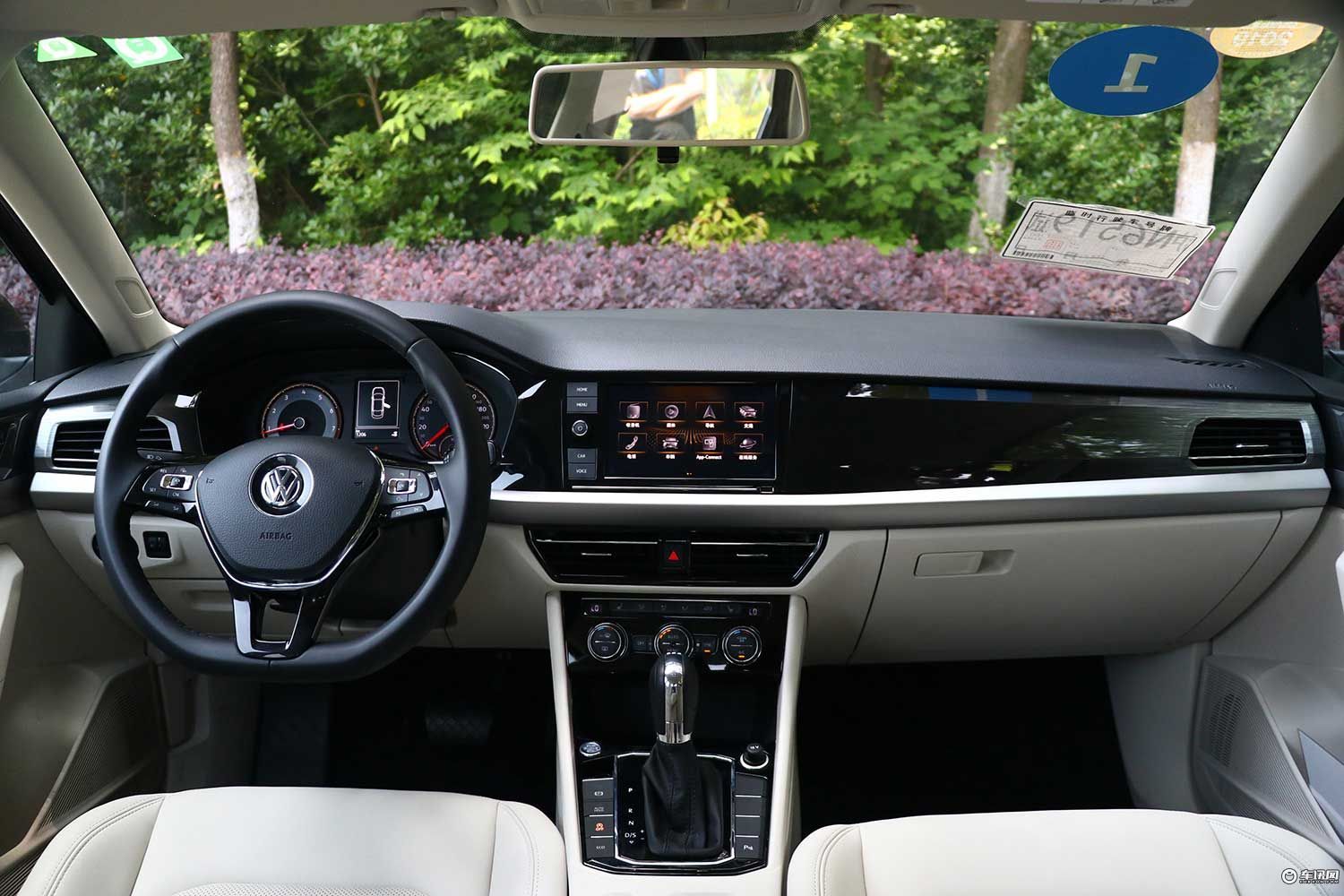 南北大众的兄弟之争 全新朗逸对比全新宝来