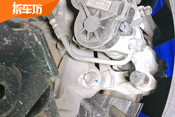 VV5四驱旗舰版 后制动系统也采用通风碟盘