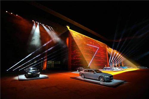 携创新科技开辟豪华新境新BMW7系在厦上市