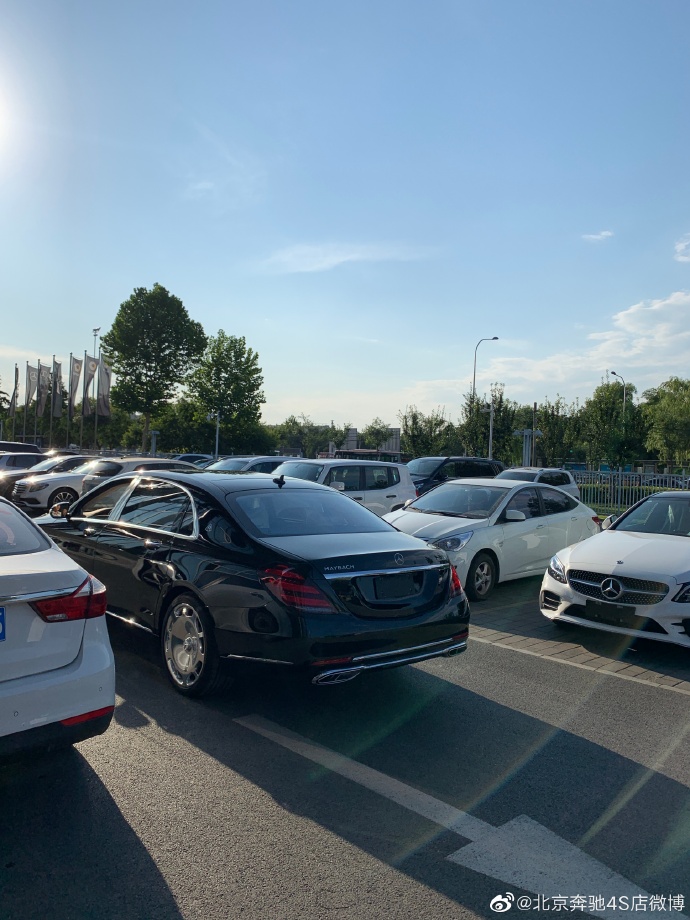 驰骋英姿 2020款进口奔跑迈巴赫S450 S560