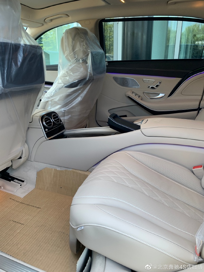 2020奔驰迈巴赫S560在幻想世界奔驰也很酷