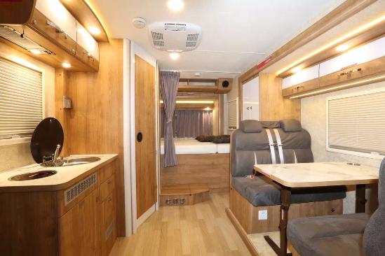 宇通依维柯C型房车 双拓展大空间活动舱