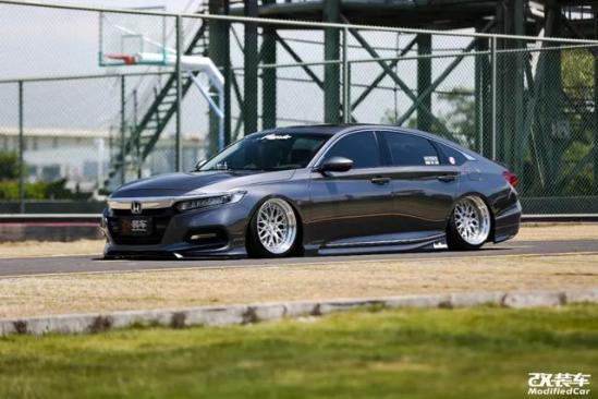 奶爸改装的气动十代雅阁，放低姿态显得素雅和谐