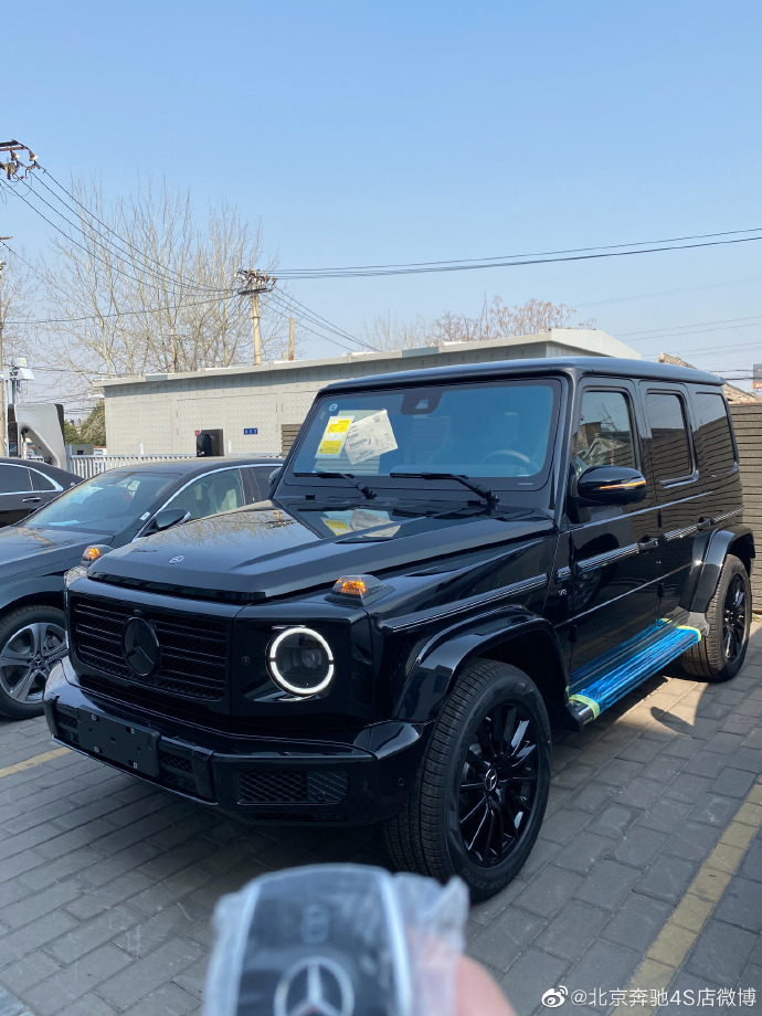 安静的日子安静地驶过2020款奔驰G500  
