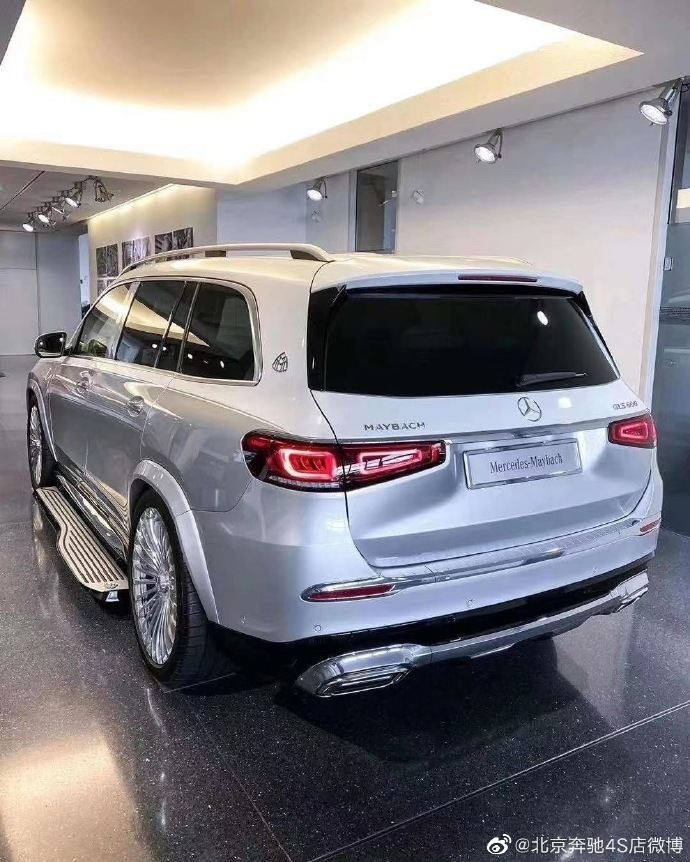 走进生活 2022款奔驰迈巴赫GLS600越野车