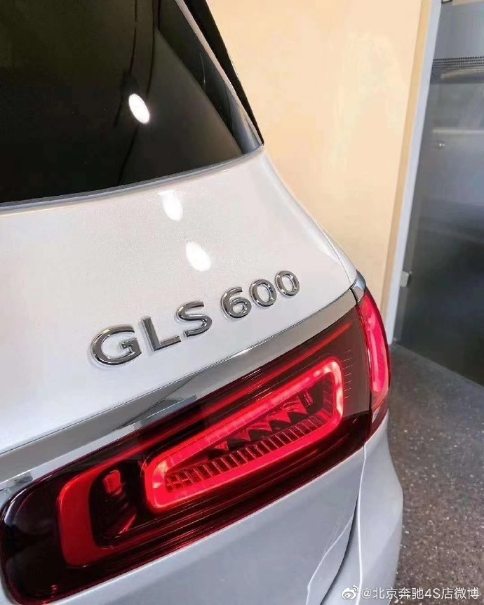 走进生活 2022款奔驰迈巴赫GLS600越野车