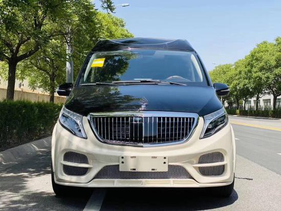 奔驰V260L迈巴赫VS880商务车 双拼色的
