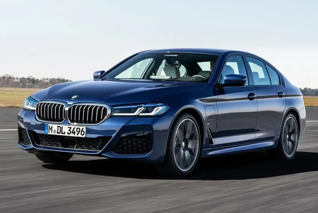 同是中期改款，宝马5系看配置、奔驰还是小排量，怎么选？