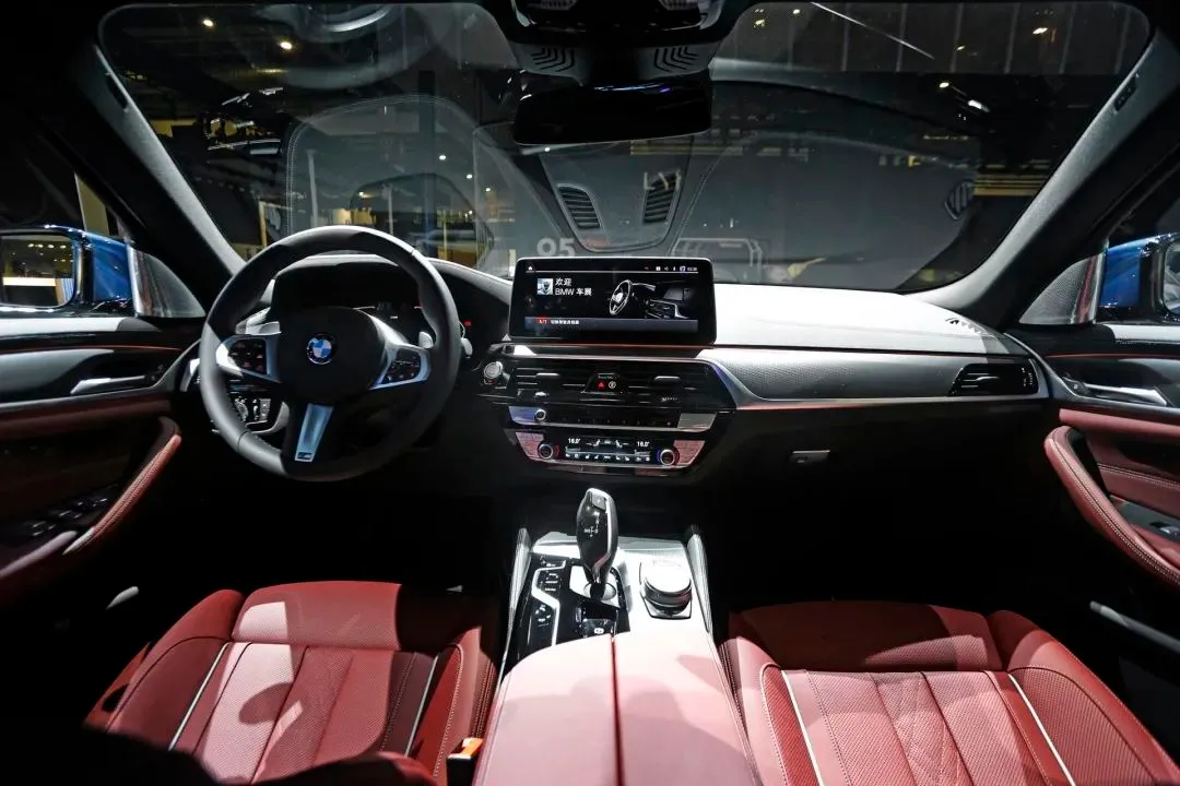 同是中期改款，宝马5系看配置、奔驰还是小排量，怎么选？