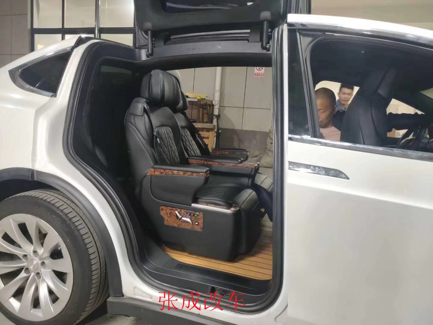 外观十足炫酷的特斯拉ModelX改装航空座椅