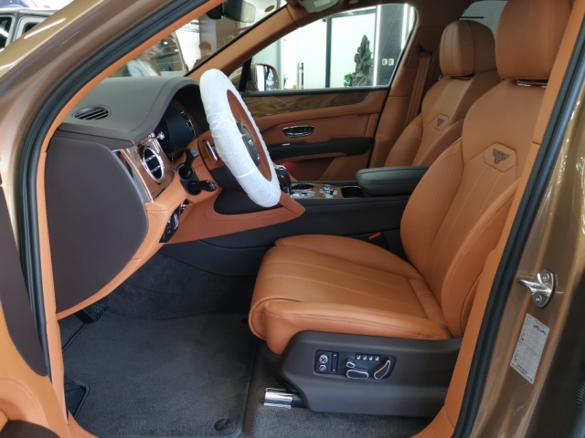 21款宾利添越 中规国六沙漠铜现车在售