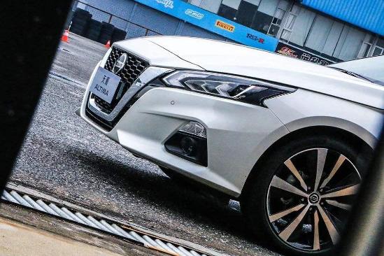 售价相同，产品力相当，为什么天籁卖不过雅阁？