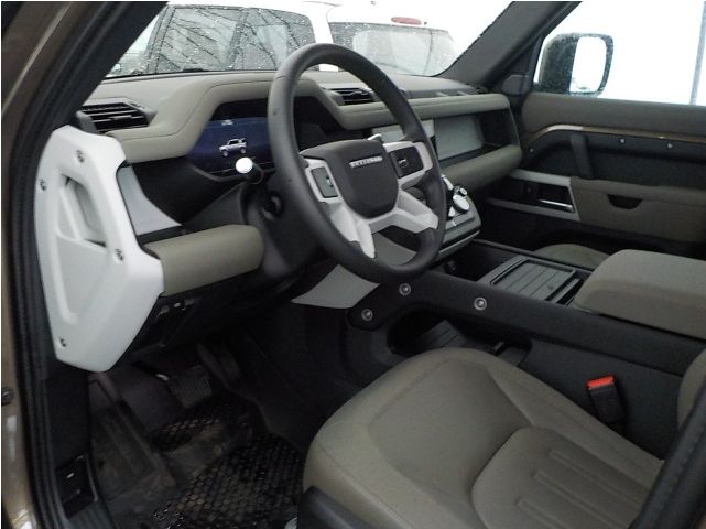 21款全新路虎卫士2.0T版本低售价更亲民