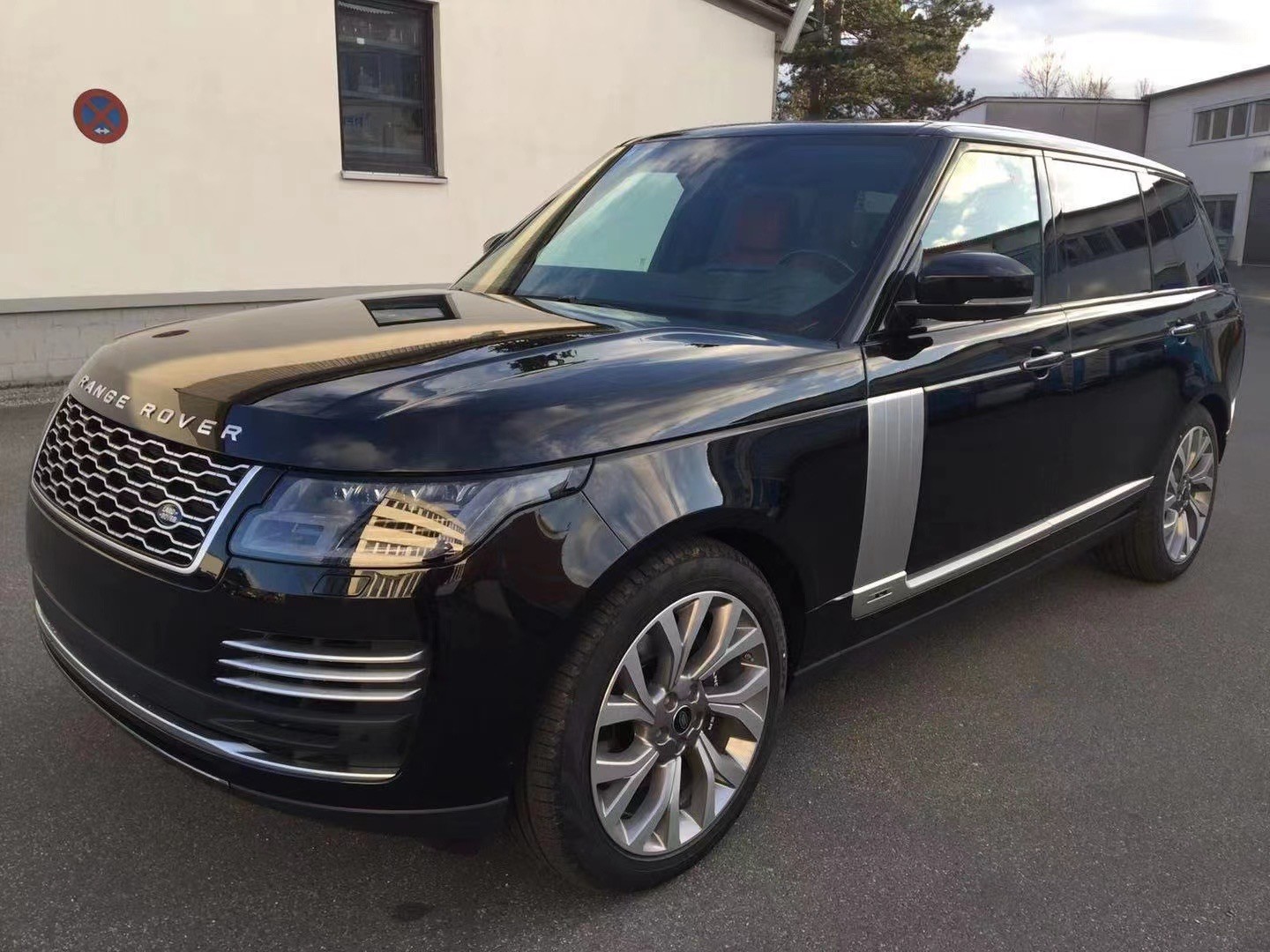 21款路虎揽胜行政创世加长3.0 裸车价格