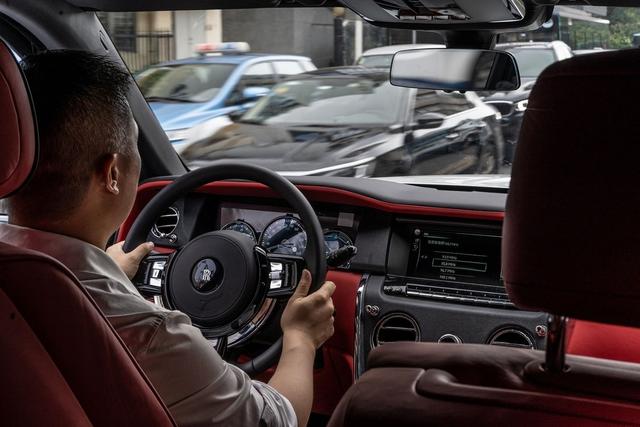 “对了，不要叫我 SUV”——体验劳斯莱斯库里南
