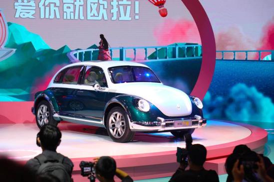 20万内唯一的闪电超跑 民国风格的复古朋克 欧拉双猫齐聚车展