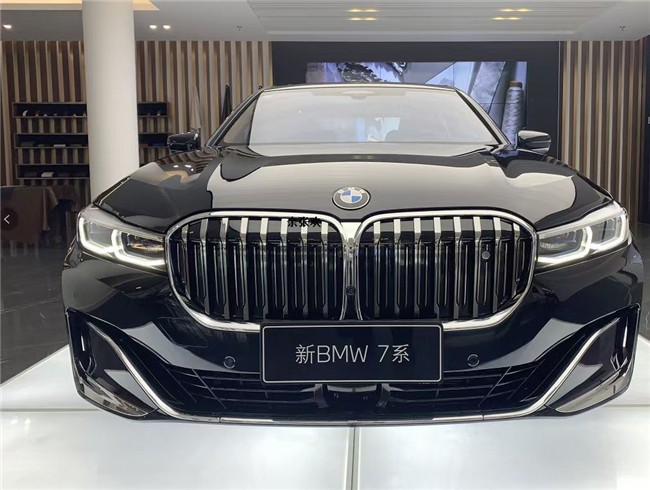 2021款宝马M760Li 豪华在进化耀影版   