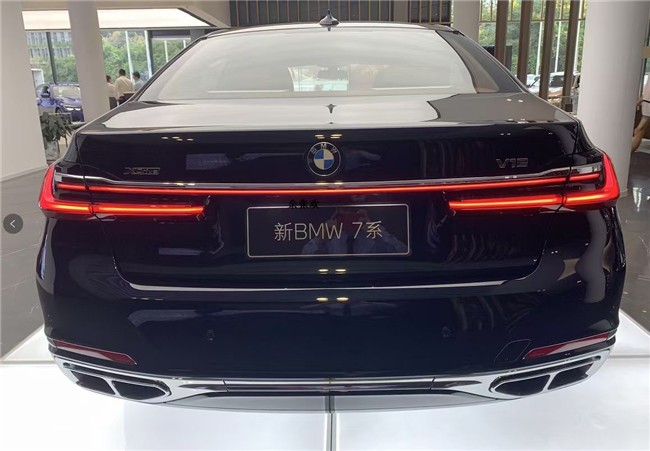 2021款宝马M760Li 豪华在进化耀影版   