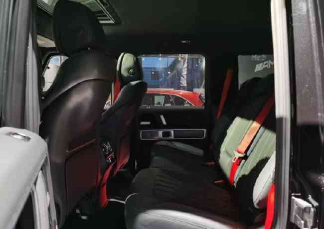 2021款奔驰G63伙计们靠近点儿拍合影了 