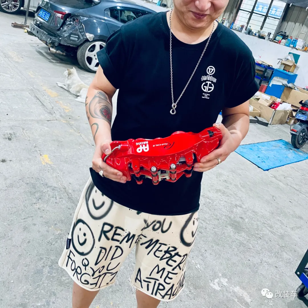 这辆特斯拉Model 3应该刹得住,提车之前刹车改件都准备好了