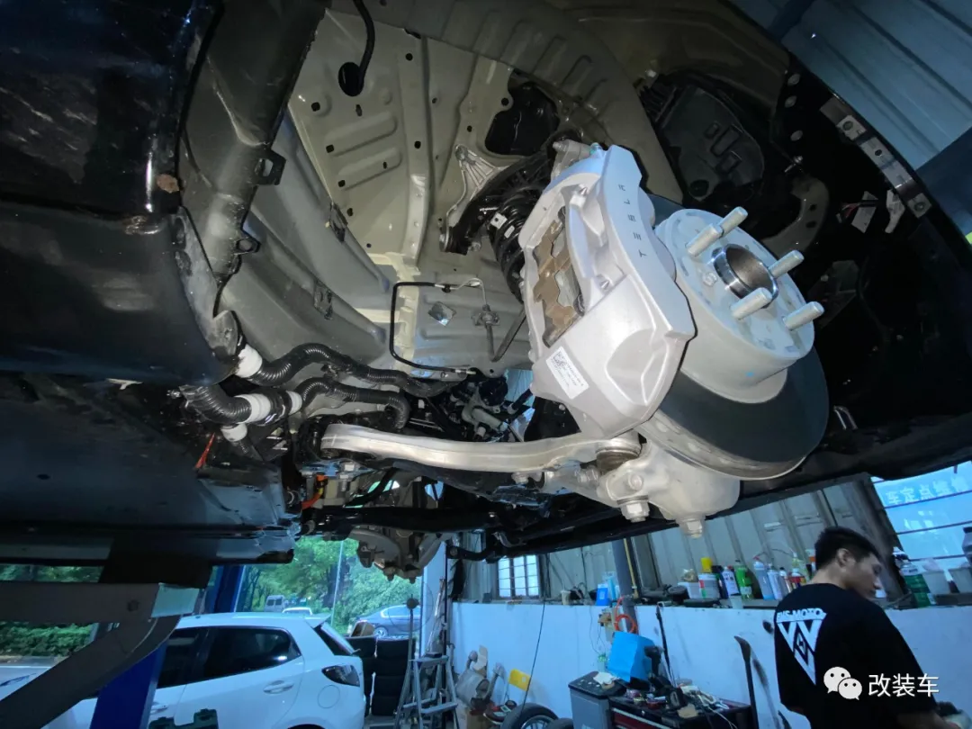 这辆特斯拉Model 3应该刹得住,提车之前刹车改件都准备好了