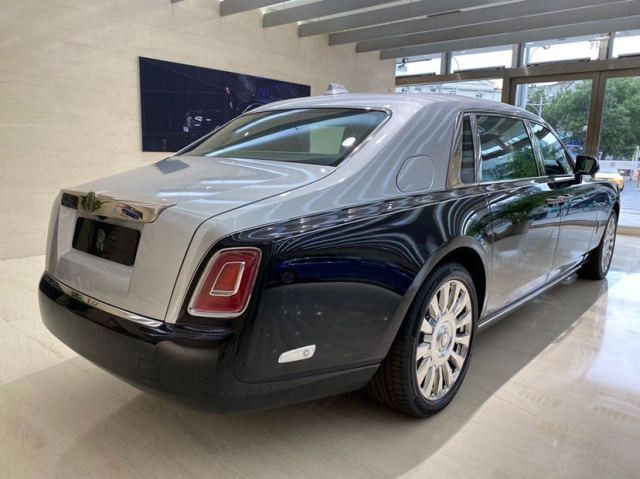 劳斯莱斯幻影加长版 巅峰驾驭实力不凡 