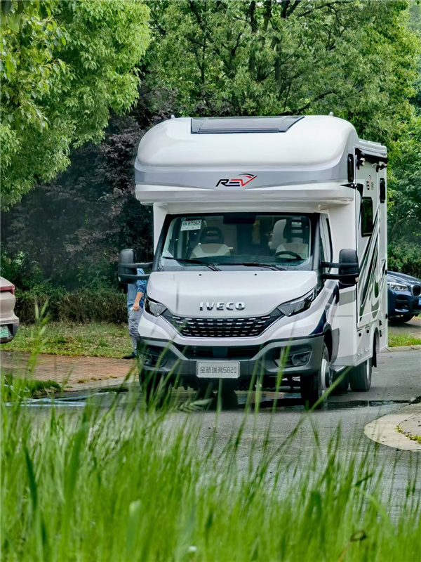 瑞弗全新发布S820进口依维柯房车，6.5吨底盘提供出行保障