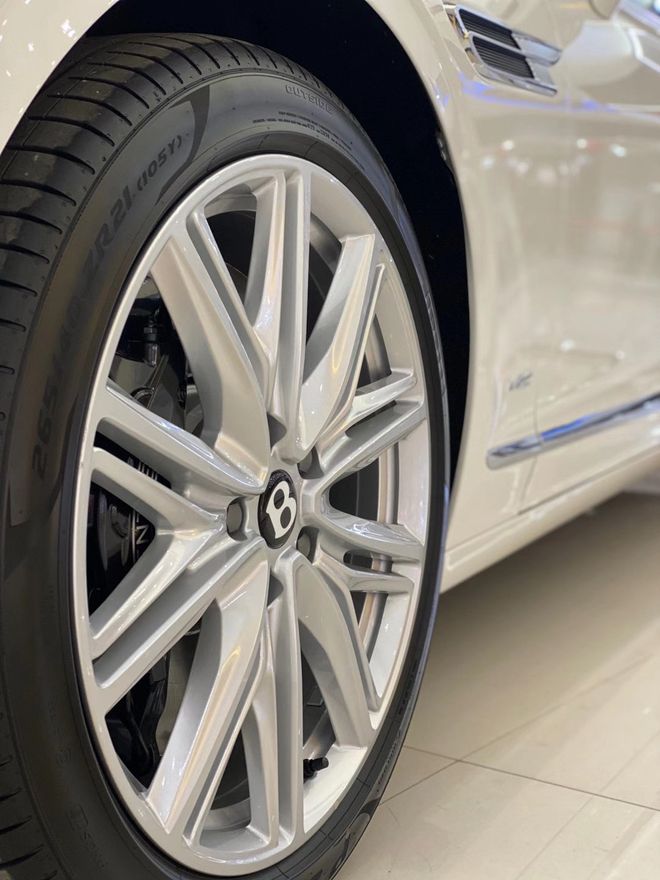 2021款宾利飞驰W12全国可包免税       