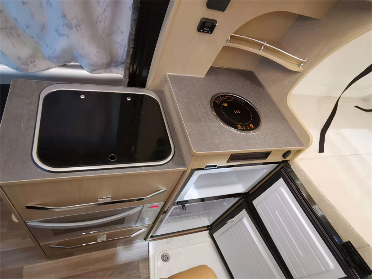瑞弗启界R500新全顺底盘 旅行办公两不误B型房车