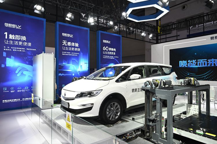 60秒内完成换电，易易互联科技换电平台亮相2021重庆车展