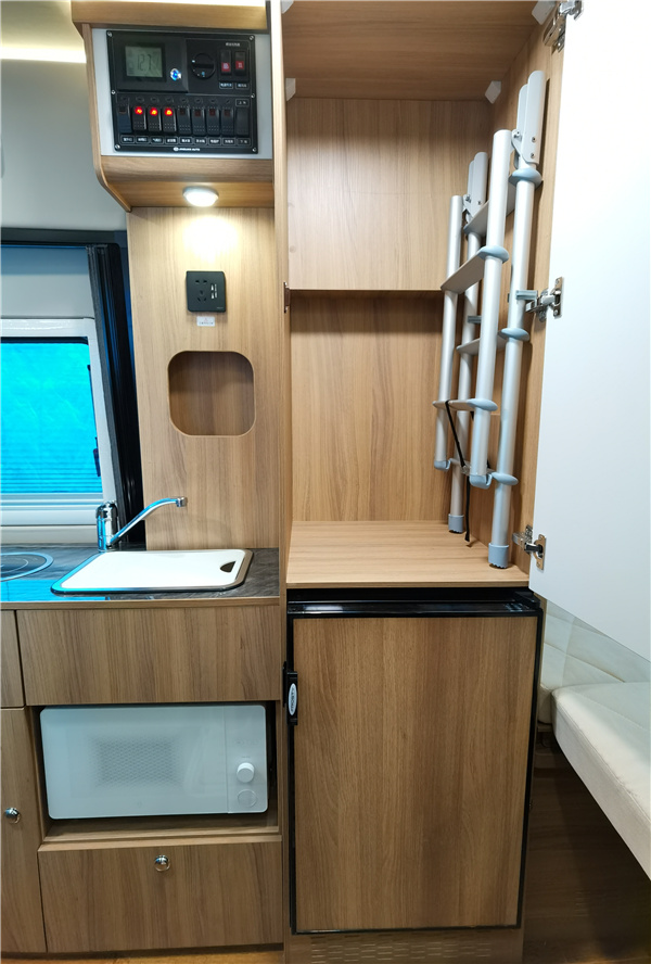 金冠宾歌B900大通V90B型房车，采用后横床+吊床满足多人睡眠