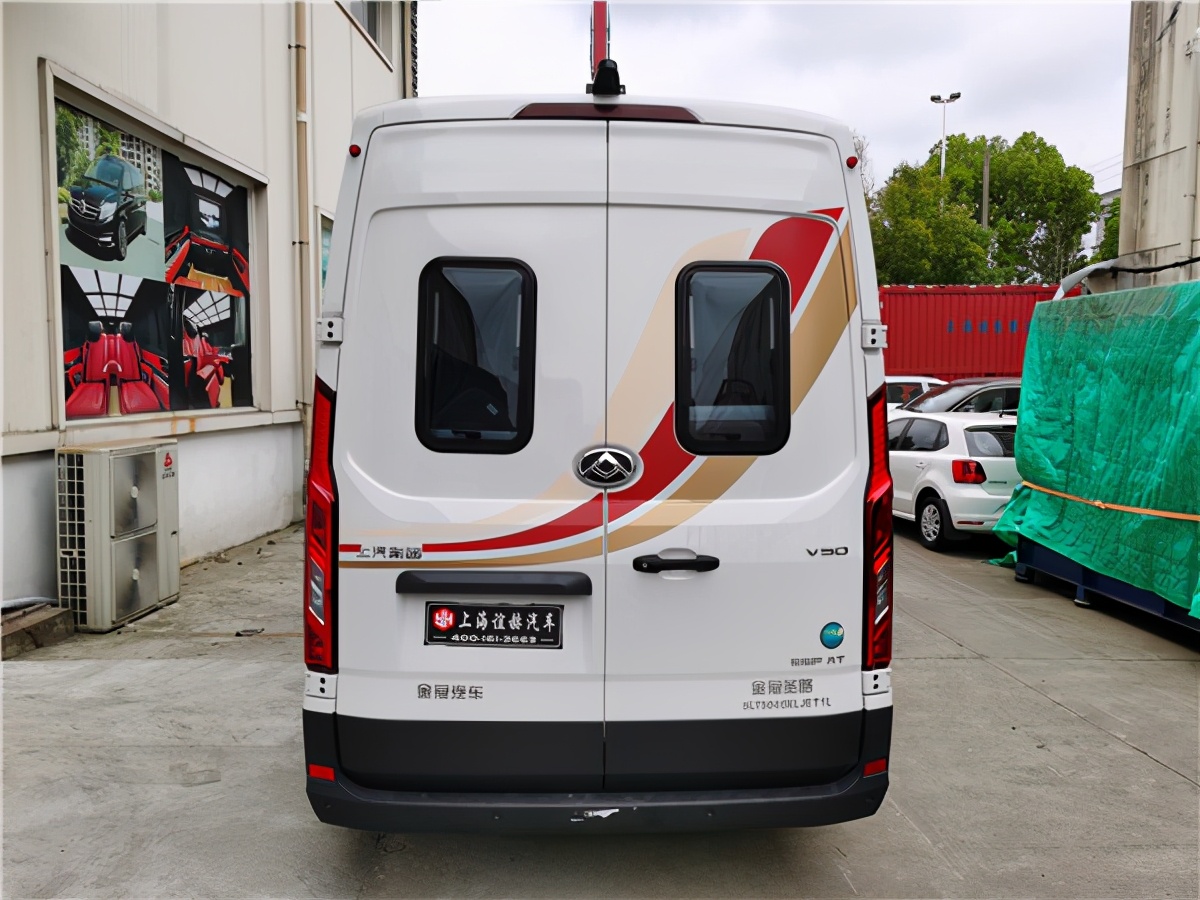 金冠宾歌B900大通V90B型房车，采用后横床+吊床满足多人睡眠