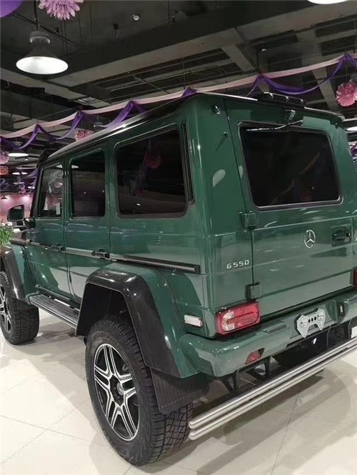 奔驰g5504x4两侧车轮几乎与后视镜齐平