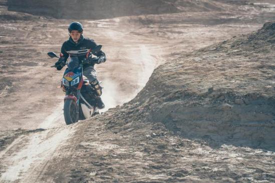 打破一切不可能,雅迪冠能2.0成功挑战“火星”地表骑行