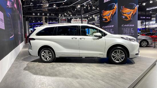 面对丰田赛那，别克GL8为啥选择了“加5千”卖？